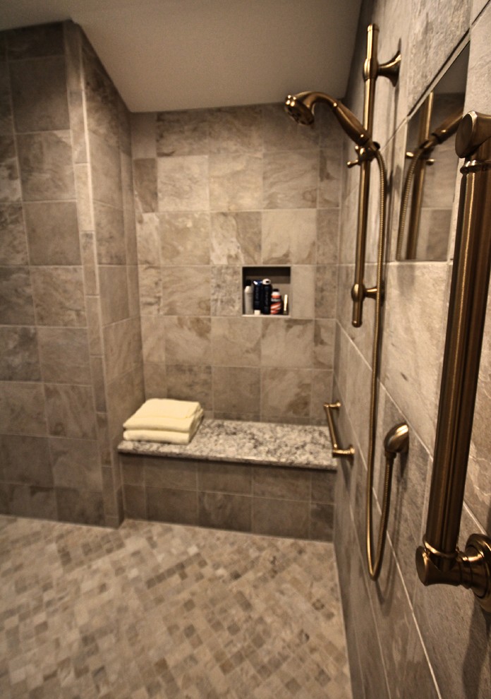 Идея дизайна: огромная главная ванная комната в классическом стиле с полновстраиваемой ванной, душем без бортиков, бежевой плиткой, керамической плиткой, полом из керамической плитки, бежевым полом и открытым душем