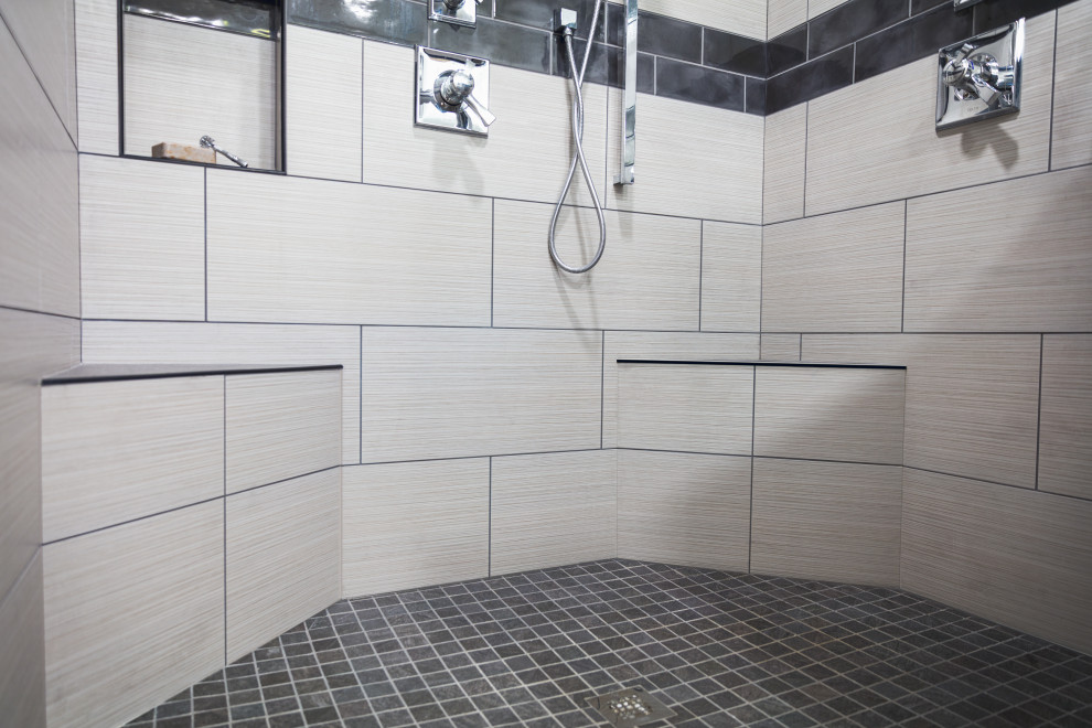 На фото: главная ванная комната среднего размера в стиле модернизм с фасадами в стиле шейкер, серыми фасадами, двойным душем, раздельным унитазом, серой плиткой, керамогранитной плиткой, серыми стенами, полом из керамогранита, врезной раковиной, столешницей из гранита, черным полом, открытым душем, разноцветной столешницей, сиденьем для душа, тумбой под две раковины и встроенной тумбой