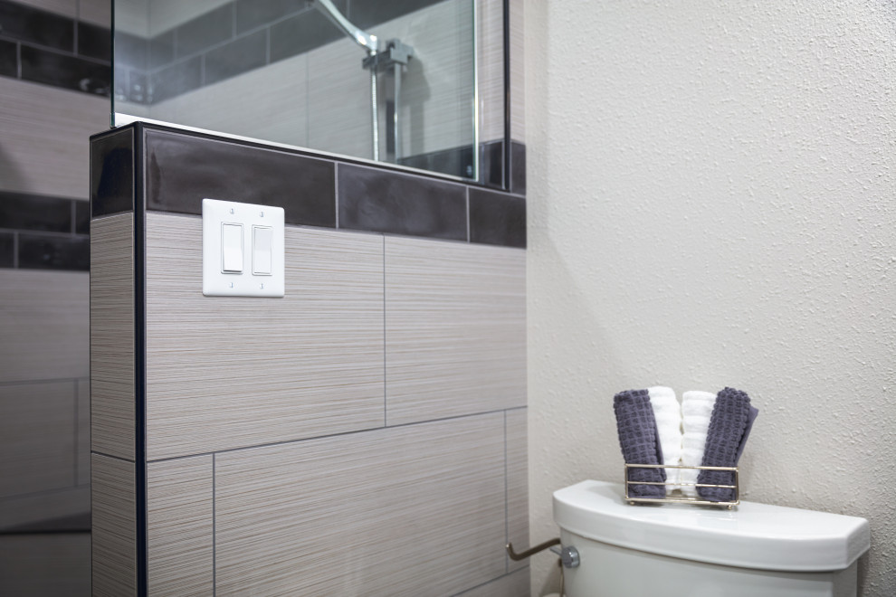 Свежая идея для дизайна: главная ванная комната среднего размера в стиле модернизм с фасадами в стиле шейкер, серыми фасадами, двойным душем, раздельным унитазом, серой плиткой, керамогранитной плиткой, серыми стенами, полом из керамогранита, врезной раковиной, столешницей из гранита, черным полом, открытым душем, разноцветной столешницей, сиденьем для душа, тумбой под две раковины и встроенной тумбой - отличное фото интерьера