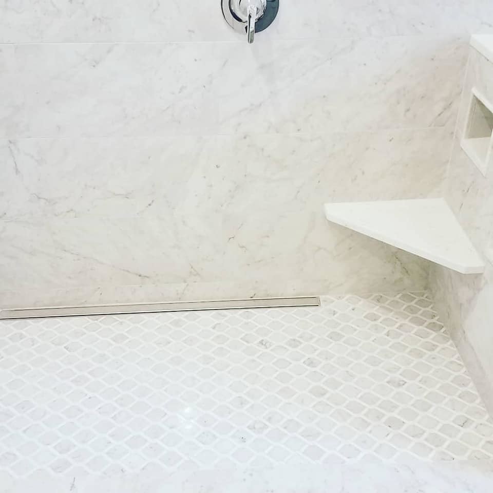 На фото: главная ванная комната среднего размера в классическом стиле с душем без бортиков, белой плиткой, мраморной плиткой и открытым душем с