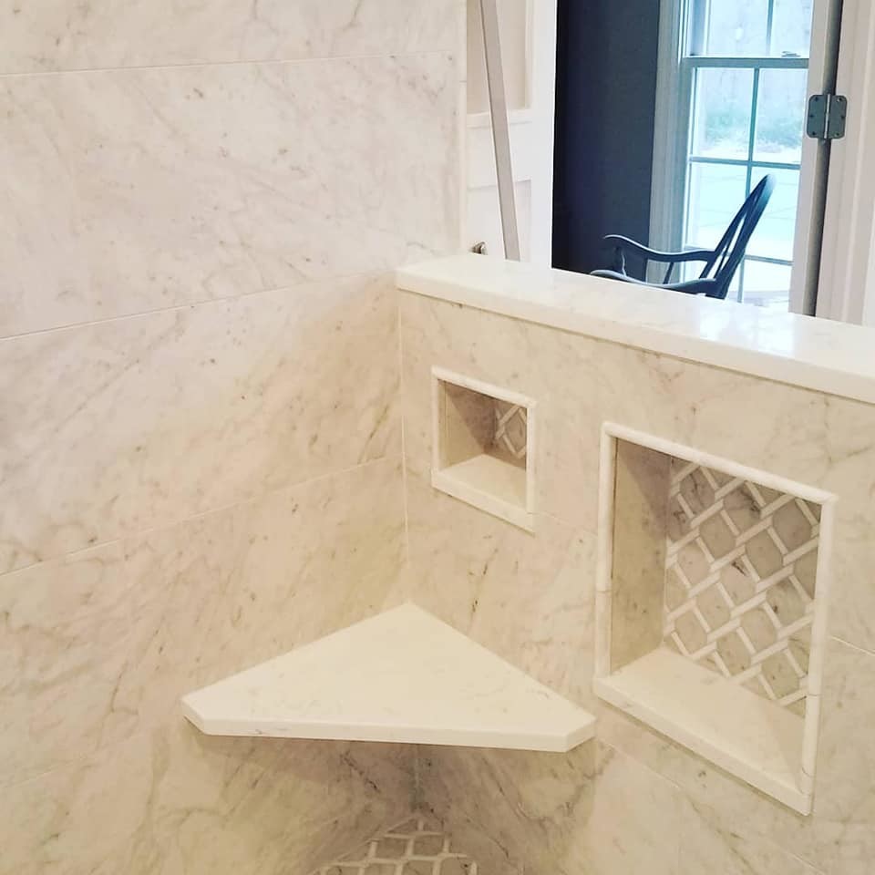 Modelo de cuarto de baño principal clásico de tamaño medio con ducha a ras de suelo, baldosas y/o azulejos blancos, baldosas y/o azulejos de mármol y ducha abierta