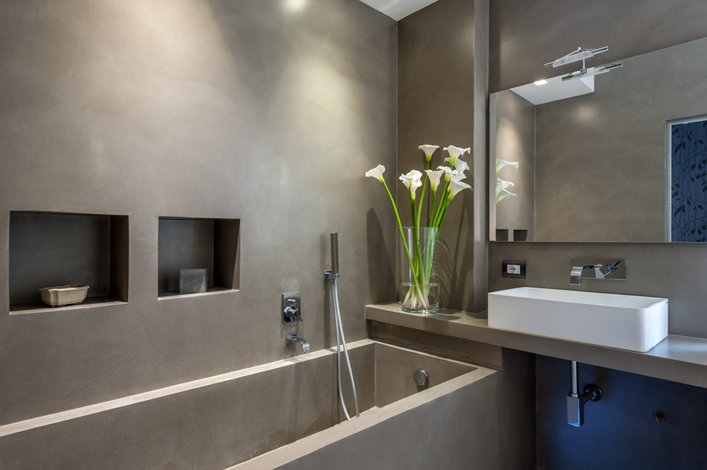 Immagine di una stanza da bagno design con pareti grigie