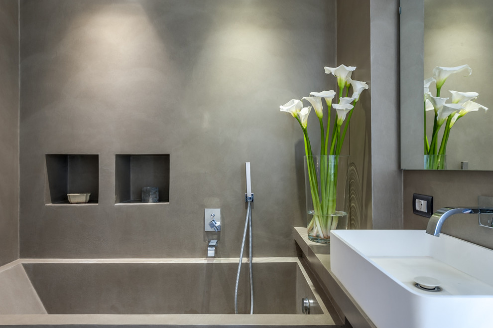 На фото: ванная комната в современном стиле с серыми стенами с
