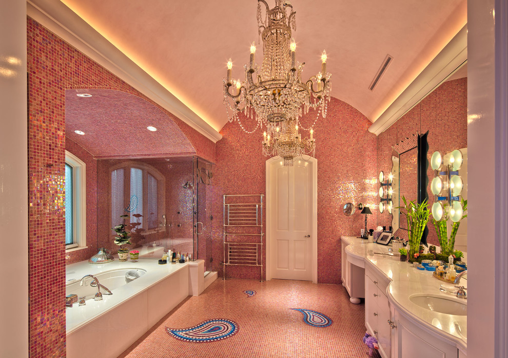 На фото: большая главная ванная комната в стиле фьюжн с фасадами островного типа, белыми фасадами, ванной в нише, угловым душем, розовой плиткой, плиткой мозаикой, розовыми стенами, полом из мозаичной плитки, врезной раковиной, столешницей из искусственного камня, розовым полом и душем с распашными дверями