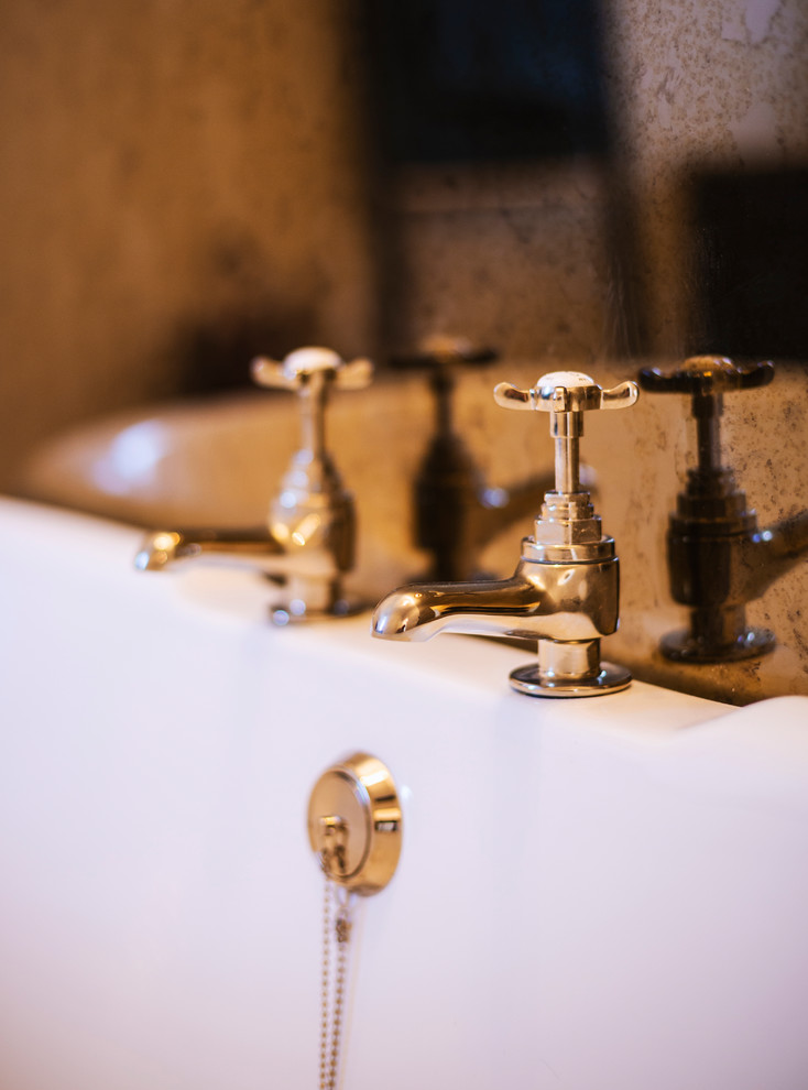 マンチェスターにあるヴィクトリアン調のおしゃれな浴室 (青いキャビネット、猫足バスタブ、バリアフリー、磁器タイル、白い壁、大理石の床、木製洗面台、オープンシャワー) の写真