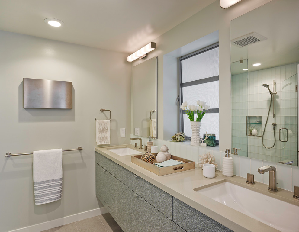 Modernes Badezimmer mit flächenbündigen Schrankfronten, Glasfliesen und Keramikboden in San Francisco