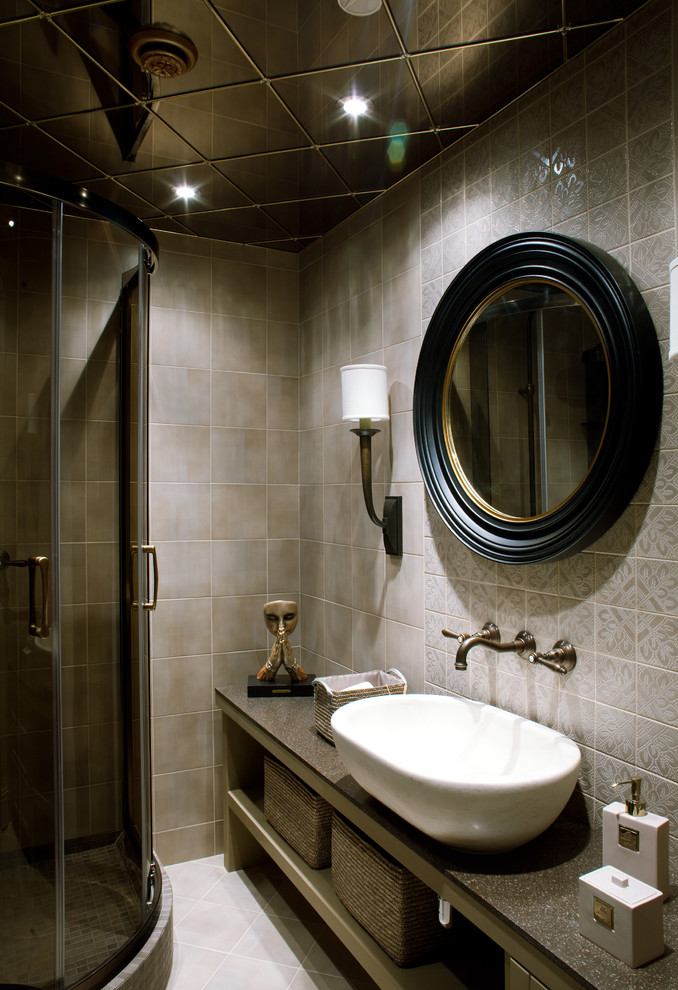 Inspiration för moderna badrum med dusch, med ett fristående handfat, en hörndusch, grå kakel, keramikplattor, grå väggar och klinkergolv i keramik