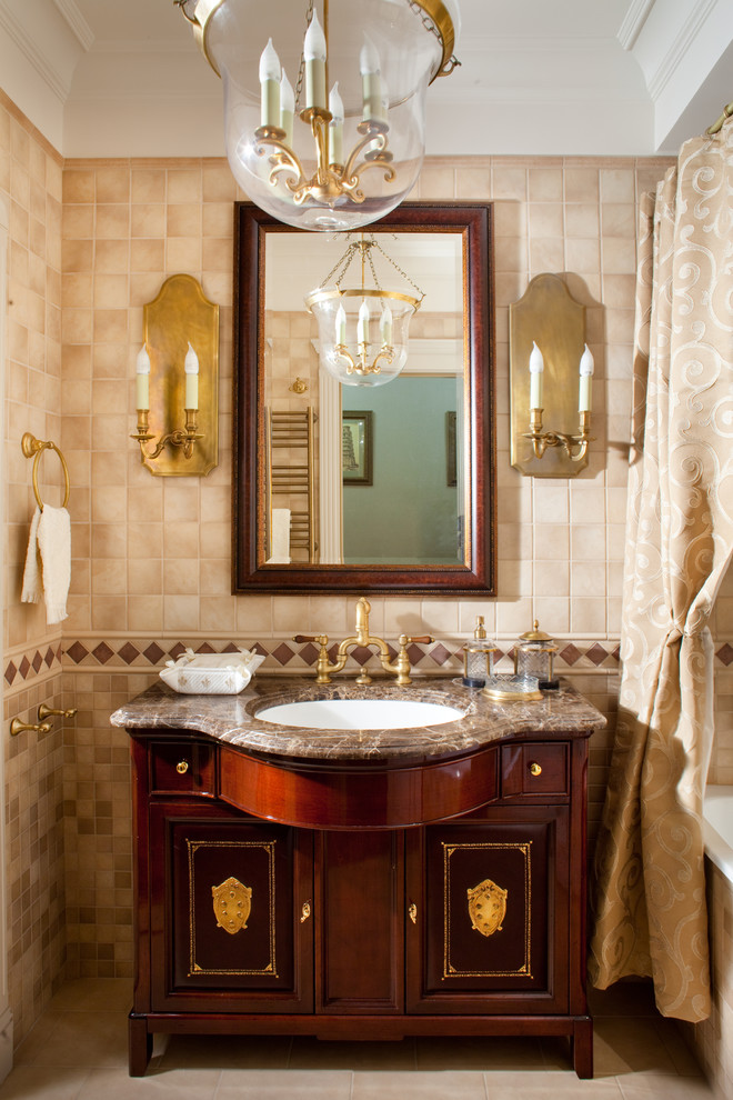 Diseño de cuarto de baño clásico con baldosas y/o azulejos beige, baldosas y/o azulejos de cerámica, paredes beige, suelo de baldosas de cerámica, puertas de armario de madera en tonos medios y lavabo bajoencimera