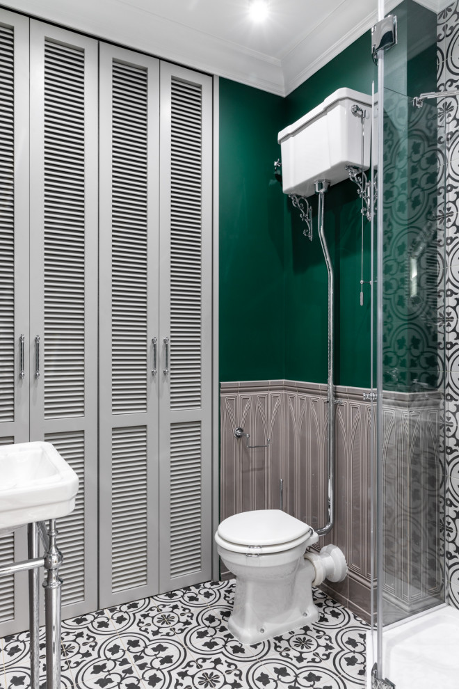 На фото: совмещенный санузел в стиле неоклассика (современная классика) с зелеными стенами, душевой кабиной, консольной раковиной и тумбой под одну раковину