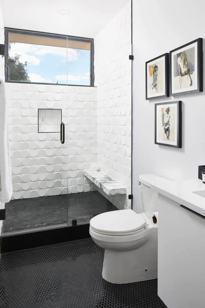 Cette image montre une salle de bain design avec un placard à porte plane, des portes de placard blanches, WC séparés, un carrelage blanc, un mur blanc, un sol en carrelage de terre cuite, un sol noir, une cabine de douche à porte battante, un plan de toilette blanc, une niche et un banc de douche.