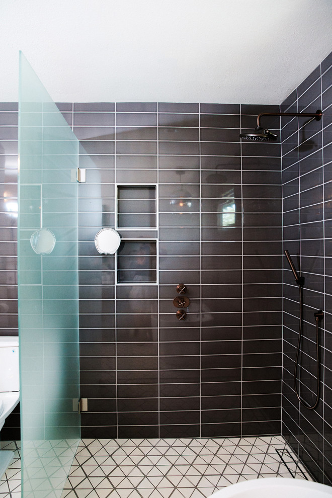 Пример оригинального дизайна: большая главная ванная комната в современном стиле с темными деревянными фасадами, отдельно стоящей ванной, полом из цементной плитки, открытым душем, фасадами в стиле шейкер, душем без бортиков, унитазом-моноблоком, цементной плиткой, белыми стенами, врезной раковиной, белым полом и черно-белой плиткой