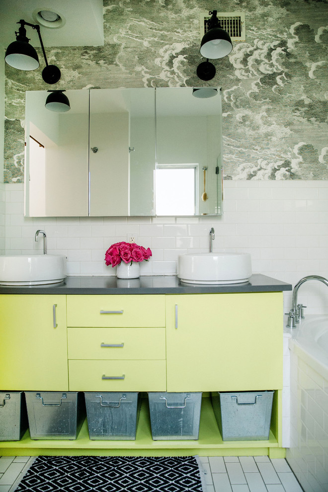 Источник вдохновения для домашнего уюта: главная ванная комната среднего размера в современном стиле с плоскими фасадами, желтыми фасадами, угловой ванной, угловым душем, белой плиткой, керамической плиткой, белыми стенами, полом из керамической плитки, настольной раковиной, белым полом, душем с распашными дверями, серой столешницей и столешницей из искусственного кварца