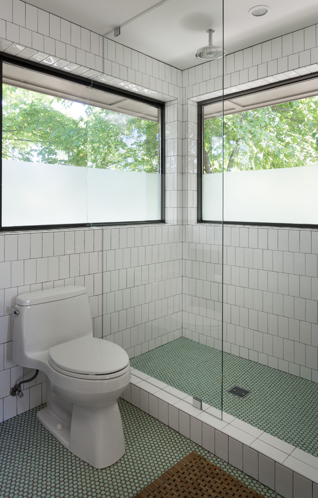 オースティンにあるお手頃価格の小さなコンテンポラリースタイルのおしゃれな浴室 (アルコーブ型シャワー、緑の床) の写真