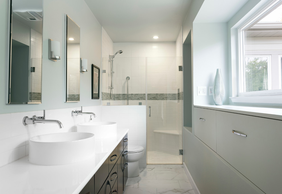 オースティンにあるコンテンポラリースタイルのおしゃれな浴室 (ベッセル式洗面器、フラットパネル扉のキャビネット、黒いキャビネット、アルコーブ型シャワー、白いタイル、サブウェイタイル) の写真