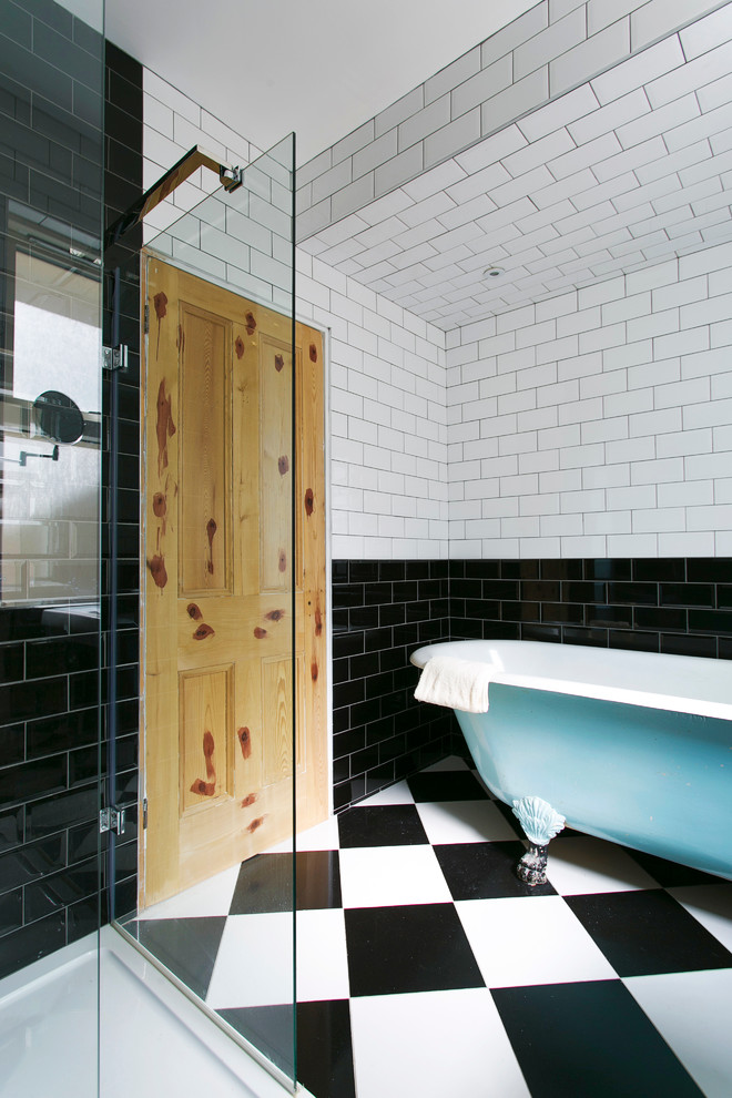 Ejemplo de cuarto de baño actual con bañera con patas y baldosas y/o azulejos de cemento