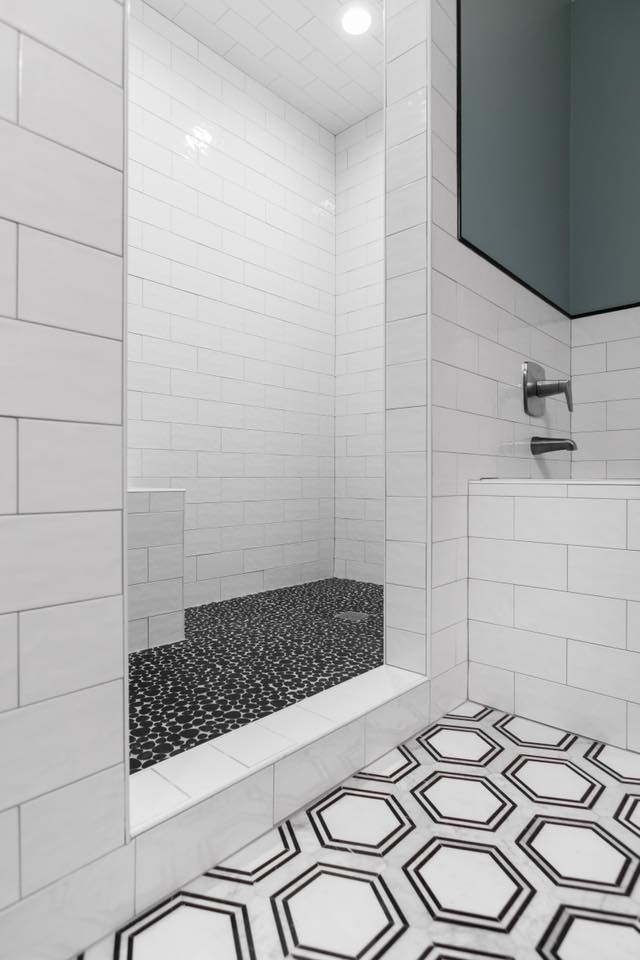 Стильный дизайн: главная ванная комната среднего размера в современном стиле с фасадами в стиле шейкер, белыми фасадами, накладной ванной, душем в нише, раздельным унитазом, белой плиткой, плиткой кабанчик, синими стенами, полом из керамической плитки, накладной раковиной, столешницей из гранита, разноцветным полом, открытым душем и серой столешницей - последний тренд