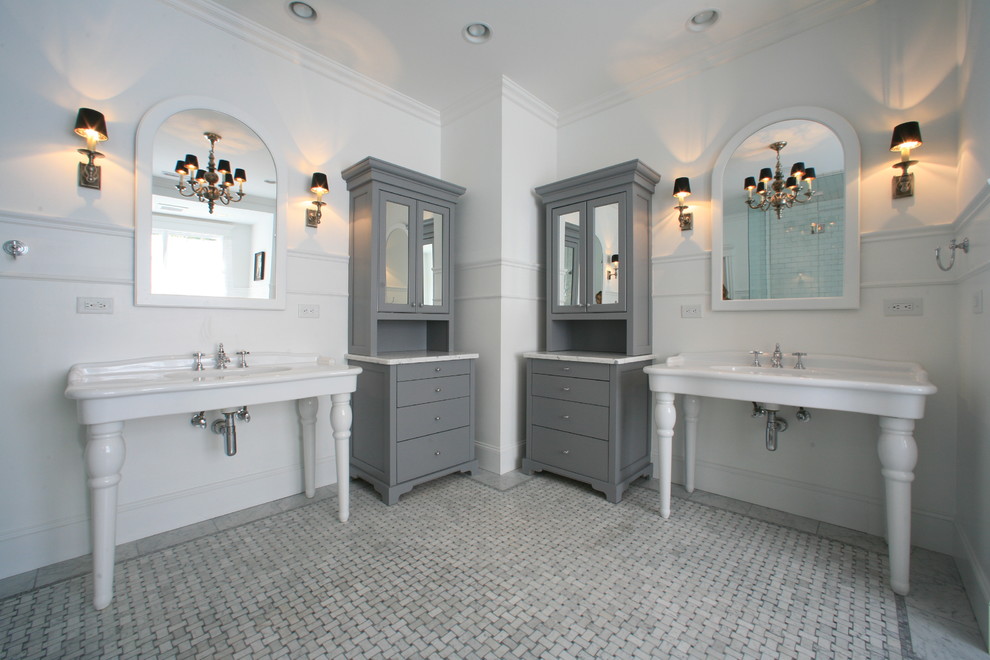 Eklektisk inredning av ett badrum, med ett konsol handfat, marmorbänkskiva och grå skåp