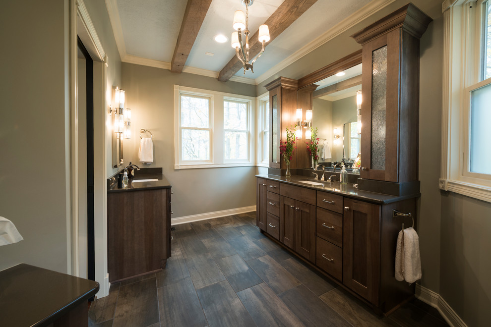 Пример оригинального дизайна: главная ванная комната в стиле кантри с плоскими фасадами, коричневыми фасадами, коричневой плиткой и столешницей из кварцита