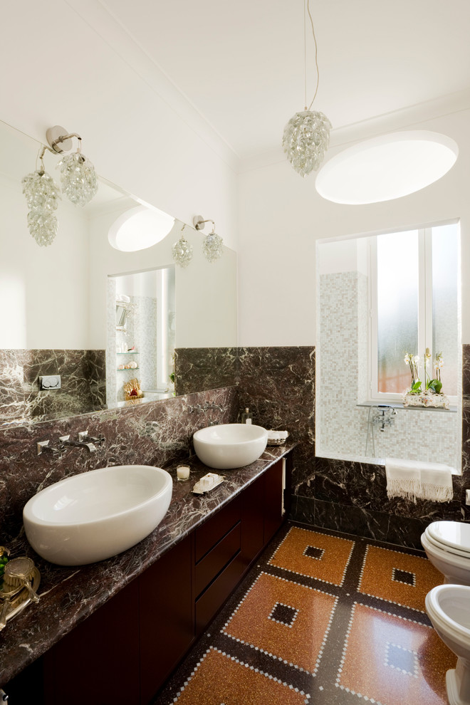 Inspiration pour une salle de bain principale design avec un placard à porte plane, des portes de placard marrons, un carrelage marron, du carrelage en marbre, un mur blanc, une vasque, un plan de toilette en marbre, un sol multicolore et un plan de toilette marron.
