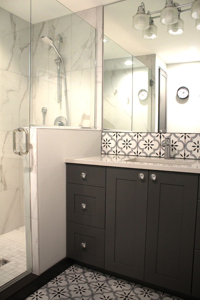 Inspiration för mellanstora klassiska vitt en-suite badrum, med skåp i shakerstil, grå skåp, en dusch i en alkov, en toalettstol med hel cisternkåpa, svart och vit kakel, keramikplattor, grå väggar, klinkergolv i keramik, ett undermonterad handfat, bänkskiva i kvarts, flerfärgat golv och dusch med gångjärnsdörr