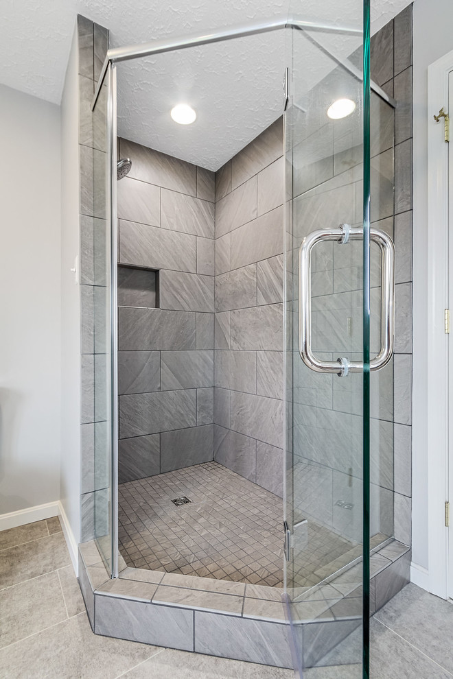 На фото: главная ванная комната среднего размера в стиле неоклассика (современная классика) с фасадами в стиле шейкер, серыми фасадами, раздельным унитазом, серой плиткой, каменной плиткой, монолитной раковиной, столешницей терраццо, серым полом, душем с распашными дверями, разноцветной столешницей и угловым душем