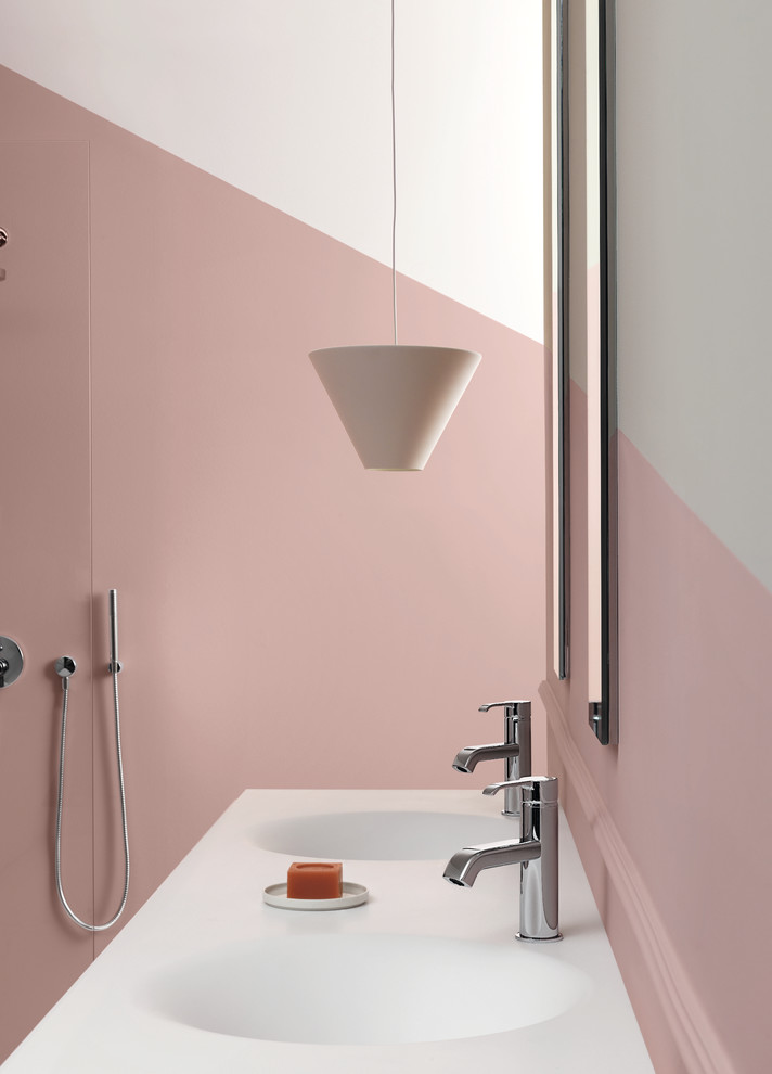 Inredning av ett modernt badrum, med rosa väggar