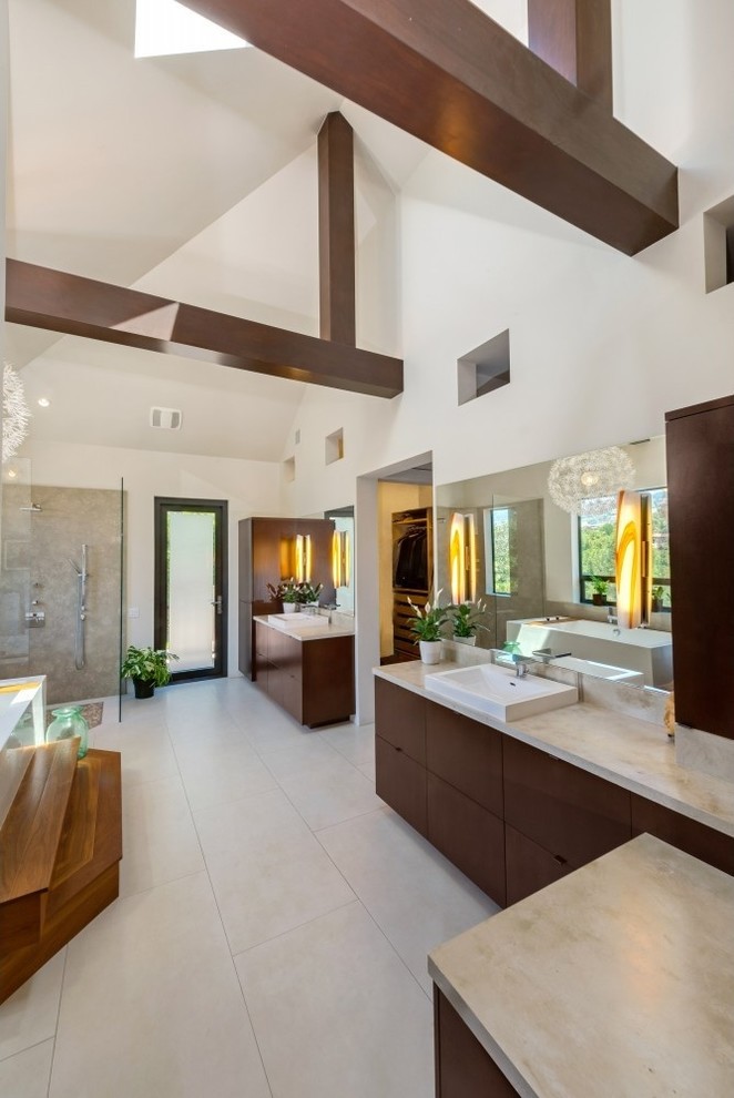 Foto di una grande stanza da bagno padronale tropicale con ante in legno bruno, doccia ad angolo, piastrelle nere e pareti bianche