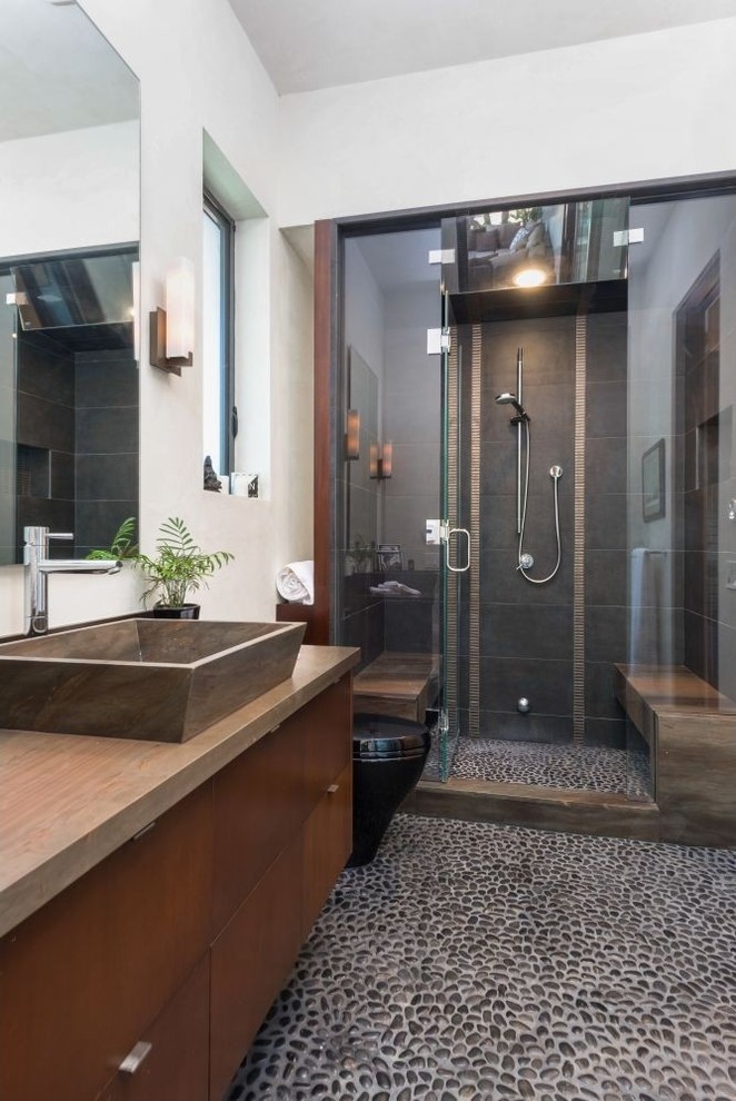 Modelo de cuarto de baño tropical grande con baldosas y/o azulejos negros