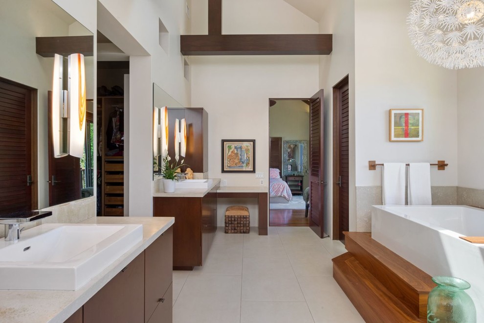 Esempio di una grande stanza da bagno padronale tropicale con ante in legno bruno, vasca da incasso, doccia ad angolo, piastrelle nere e pareti bianche