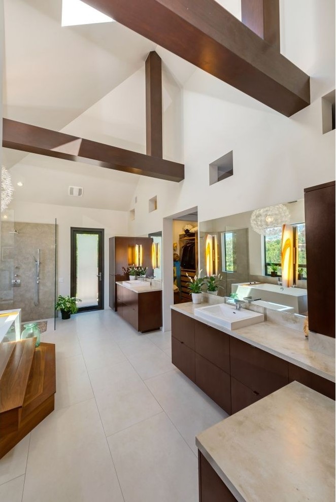 Idee per una grande stanza da bagno padronale tropicale con ante in legno bruno, doccia ad angolo, piastrelle nere e pareti bianche