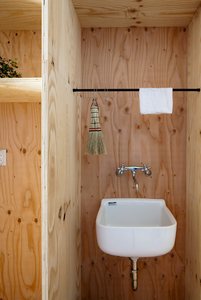 他の地域にある低価格の小さなコンテンポラリースタイルのおしゃれな浴室 (壁付け型シンク) の写真
