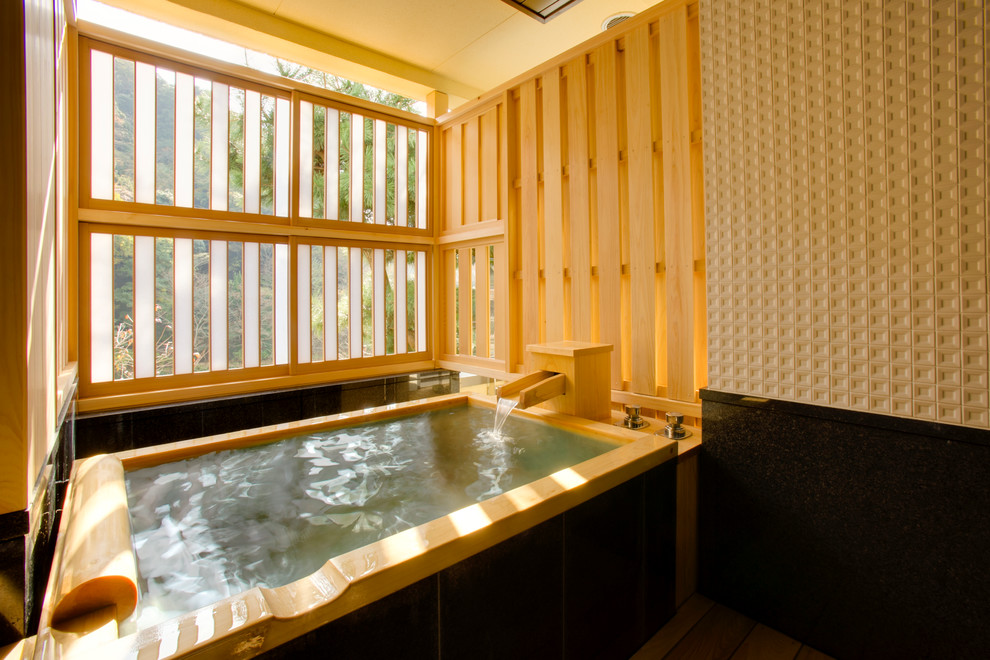 Réalisation d'une salle de bain asiatique avec un bain japonais.