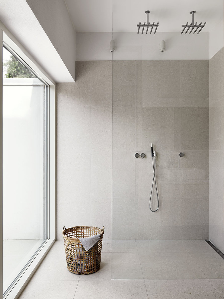 Diseño de cuarto de baño minimalista de tamaño medio con ducha a ras de suelo, paredes blancas y ducha abierta