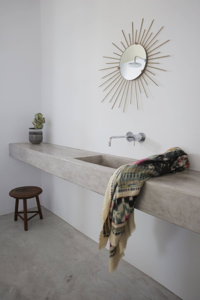 Стильный дизайн: ванная комната среднего размера в современном стиле с открытым душем, белыми стенами, бетонным полом, монолитной раковиной и столешницей из бетона - последний тренд