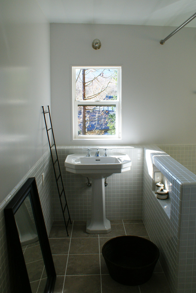 東京23区にある小さなトラディショナルスタイルのおしゃれな浴室 (白い壁、ペデスタルシンク、グレーのタイル、グレーの床) の写真