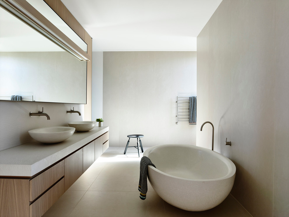 Diseño de cuarto de baño principal moderno de tamaño medio con bañera exenta y lavabo sobreencimera