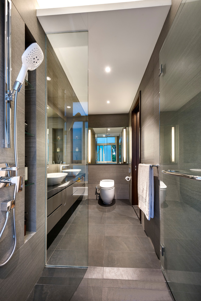 Inspiration for a modern bathroom in Singapore.