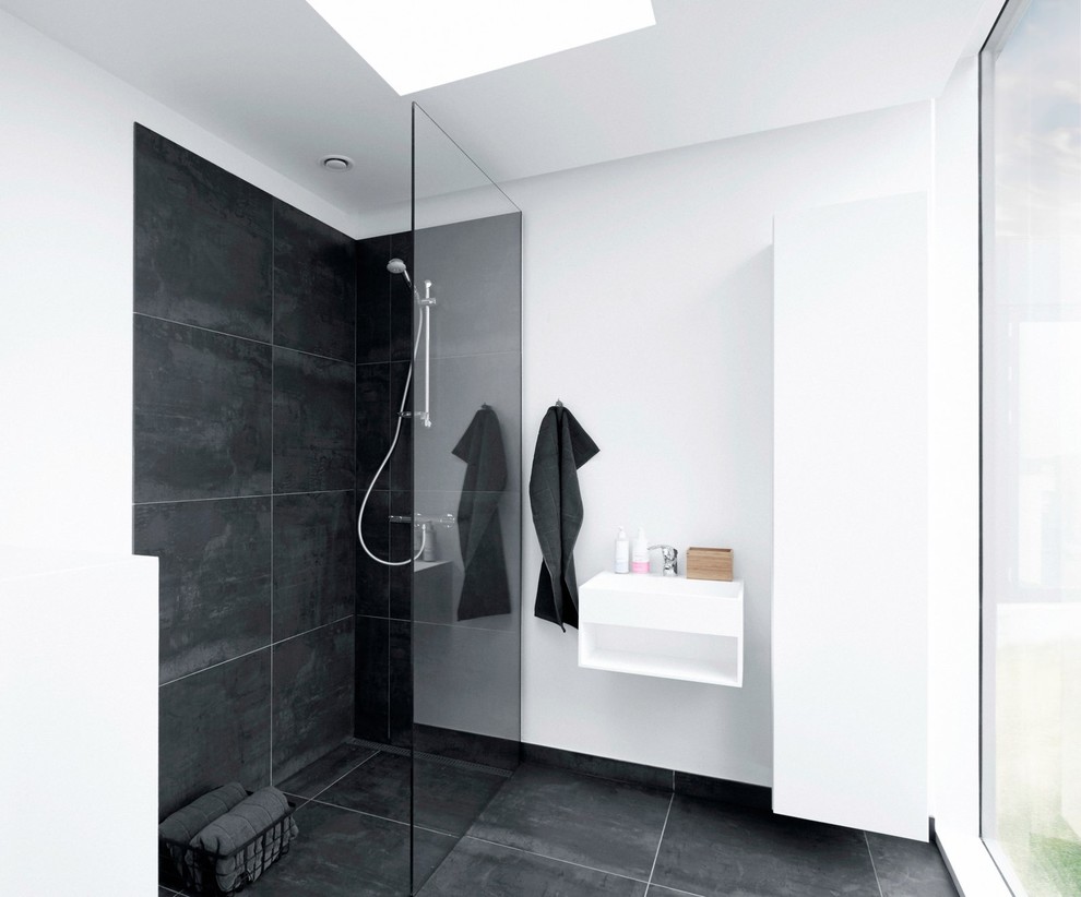 Immagine di una stanza da bagno padronale scandinava di medie dimensioni con piastrelle nere, pareti bianche e doccia alcova