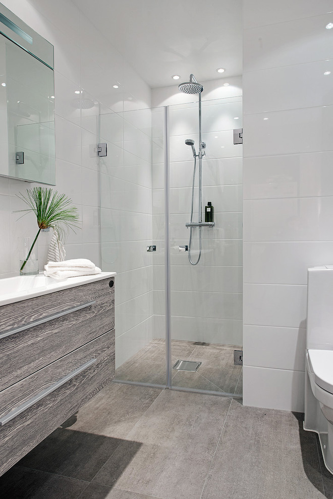 Идея дизайна: главная ванная комната среднего размера в скандинавском стиле с подвесной раковиной, душем в нише, унитазом-моноблоком, белой плиткой и белыми стенами
