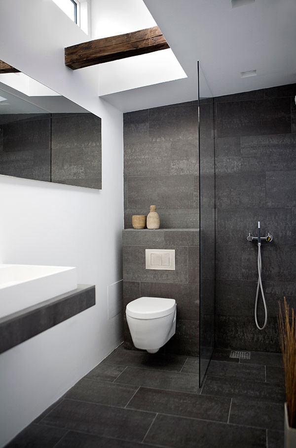 Inredning av ett minimalistiskt mellanstort en-suite badrum, med en vägghängd toalettstol, vita väggar, en dusch i en alkov, svart kakel och ett fristående handfat