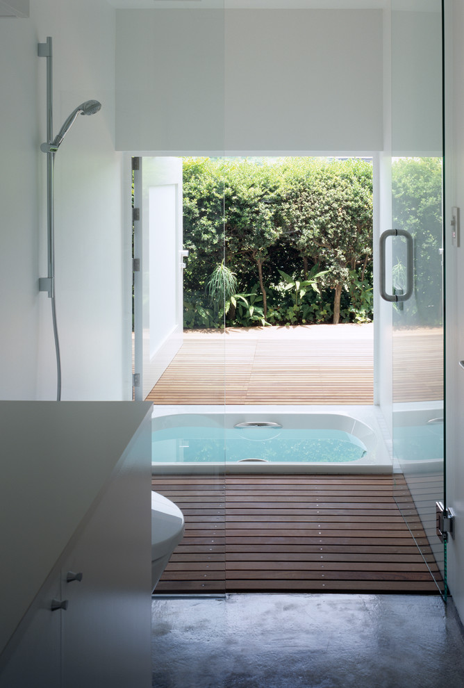 横浜にあるモダンスタイルのおしゃれな浴室 (ドロップイン型浴槽、白い壁) の写真