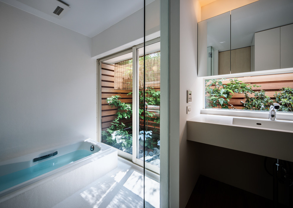 Свежая идея для дизайна: ванная комната в современном стиле с накладной ванной и монолитной раковиной - отличное фото интерьера