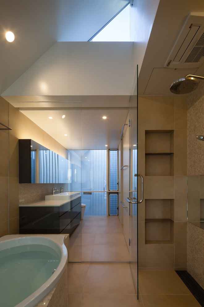 Foto di una stanza da bagno minimalista di medie dimensioni con zona vasca/doccia separata, pareti beige, pavimento in cementine e pavimento beige