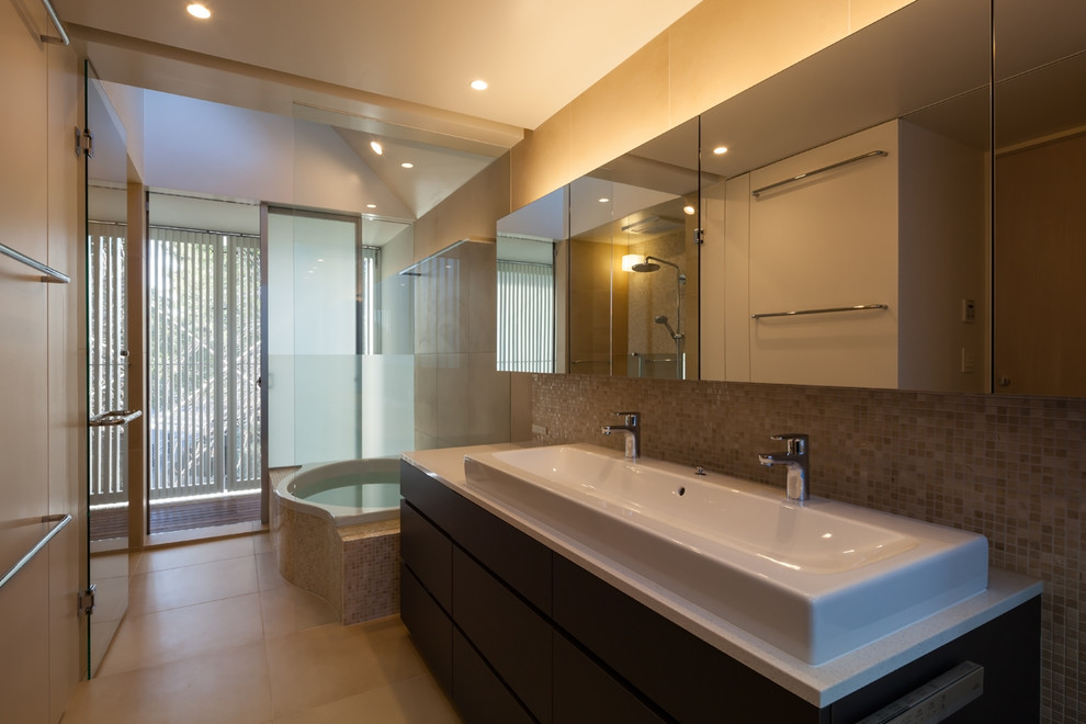 Exemple d'une salle de bain moderne de taille moyenne.