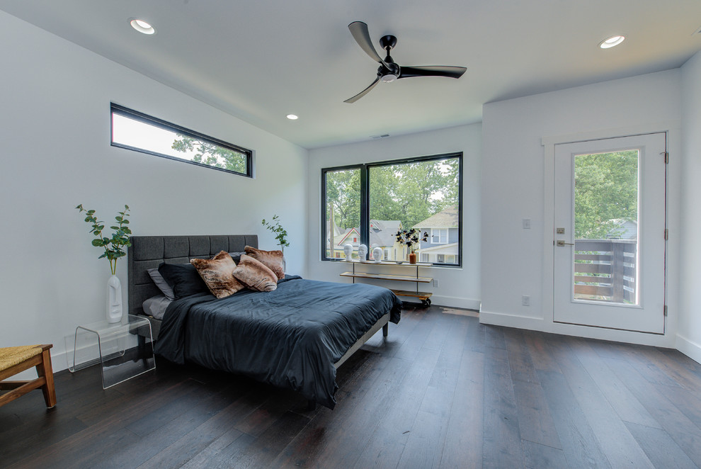 Источник вдохновения для домашнего уюта: хозяйская спальня среднего размера в стиле модернизм с белыми стенами, темным паркетным полом и коричневым полом без камина