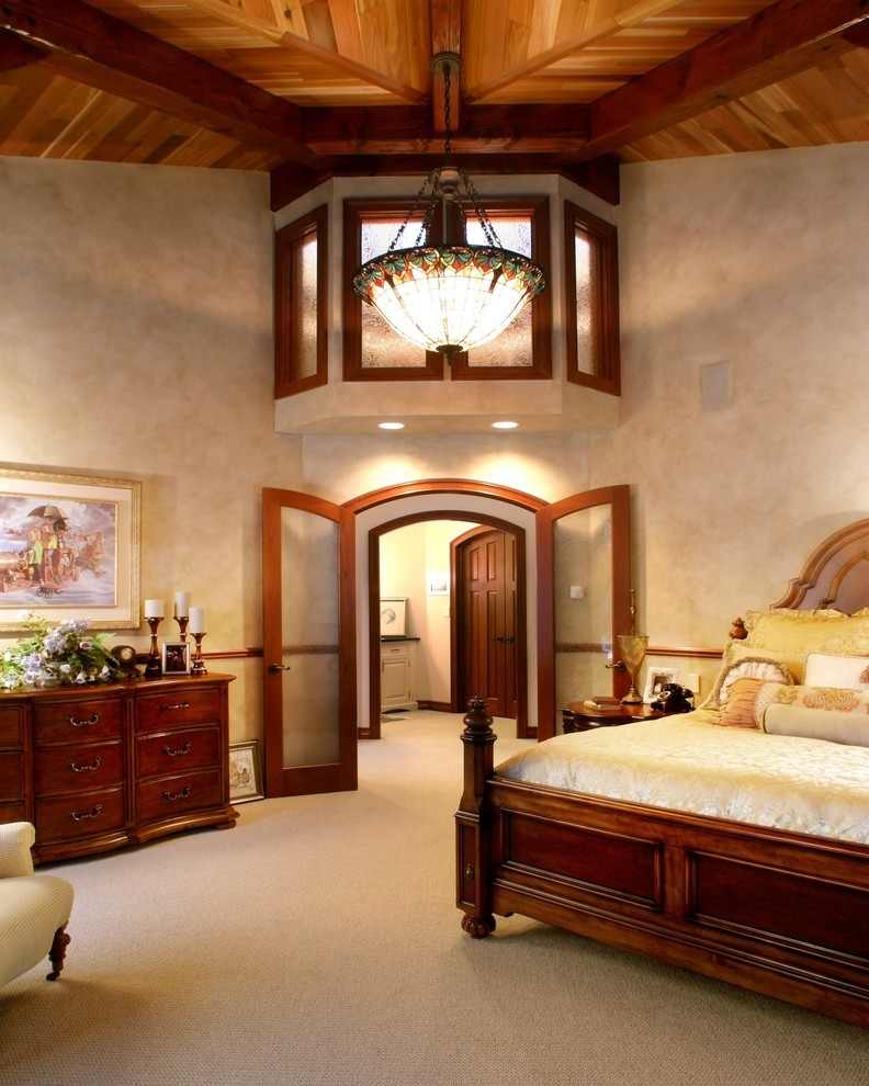Пример оригинального дизайна: большая хозяйская спальня в классическом стиле с желтыми стенами и ковровым покрытием