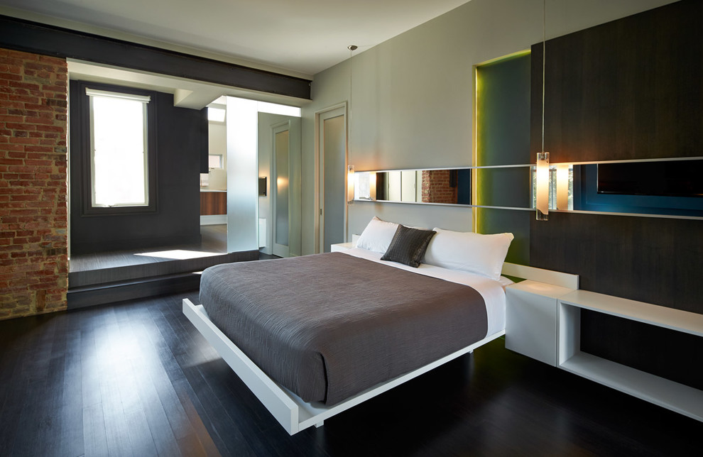 На фото: спальня в современном стиле с серыми стенами и темным паркетным полом без камина