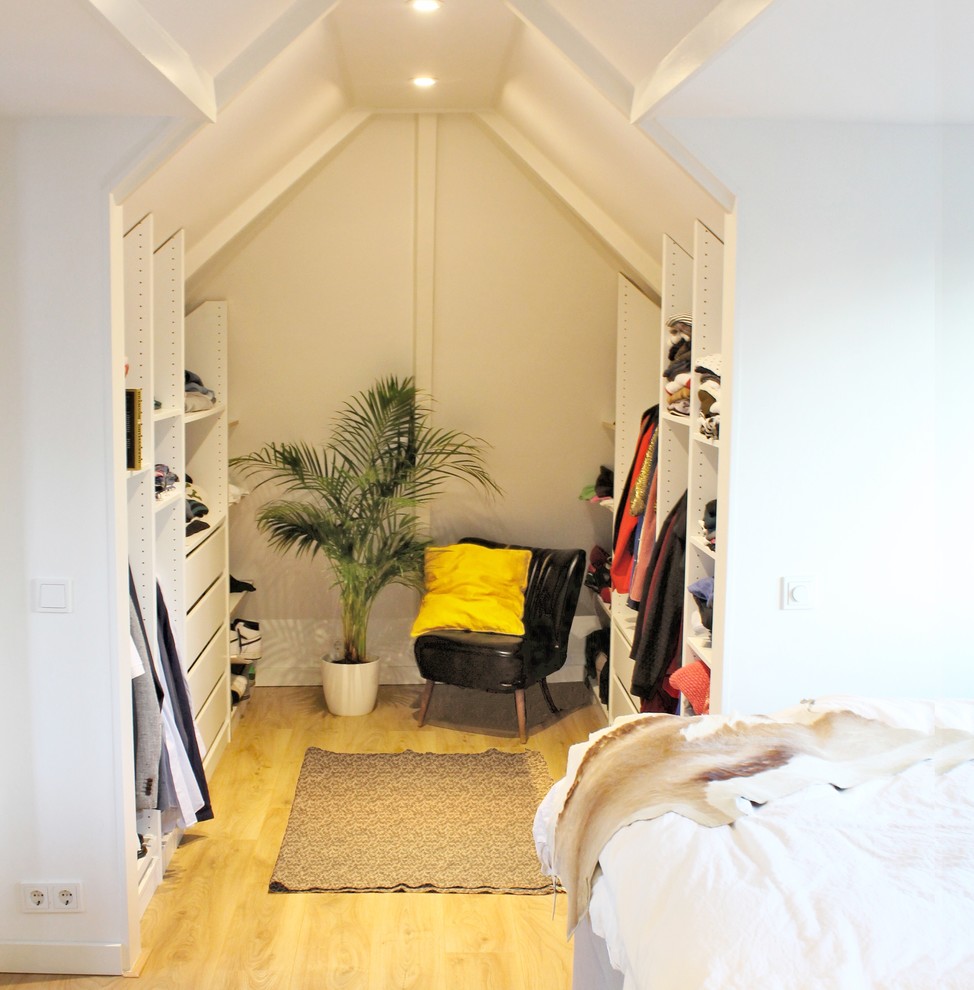 Foto de dormitorio tipo loft nórdico pequeño con paredes blancas y suelo de madera clara