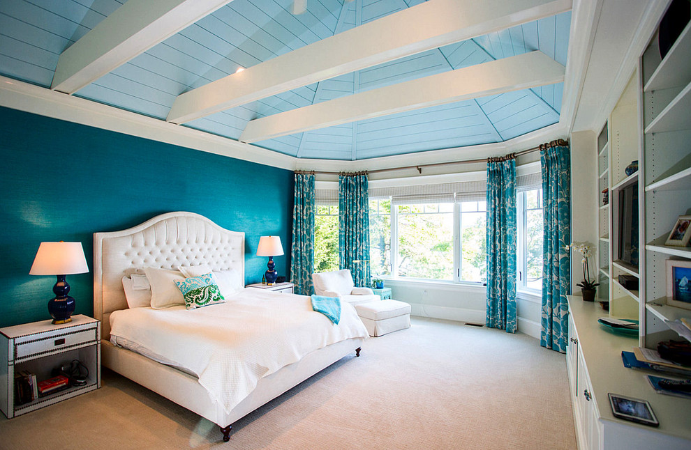 Идея дизайна: большая хозяйская спальня в морском стиле с синими стенами и ковровым покрытием