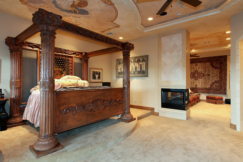 ラスベガスにある地中海スタイルのおしゃれな寝室 (ベージュの壁、カーペット敷き)